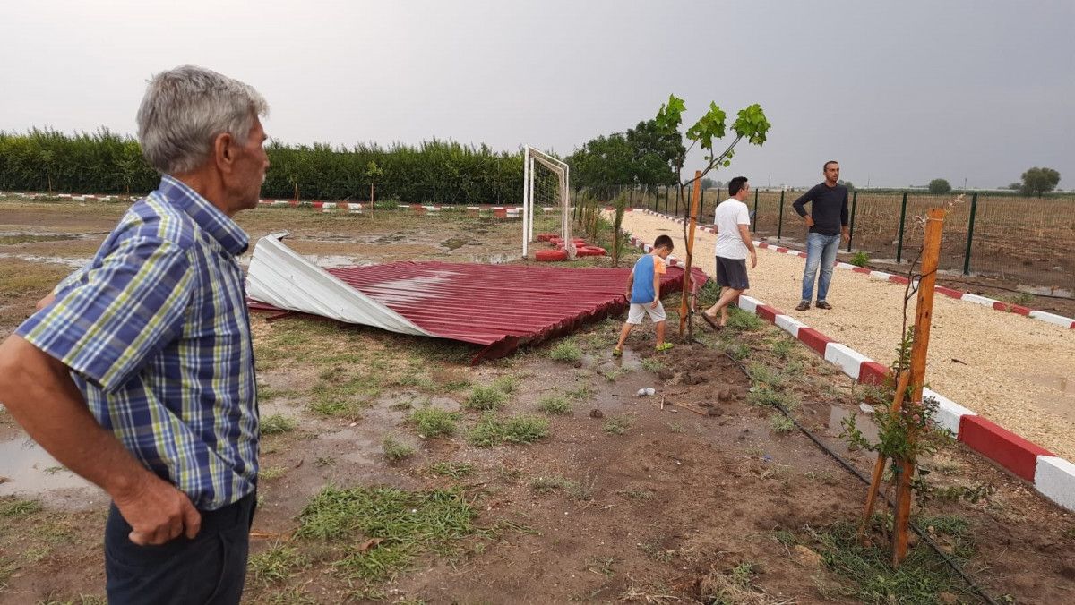 Adana da fırtına, okulun çatısını uçurdu #2