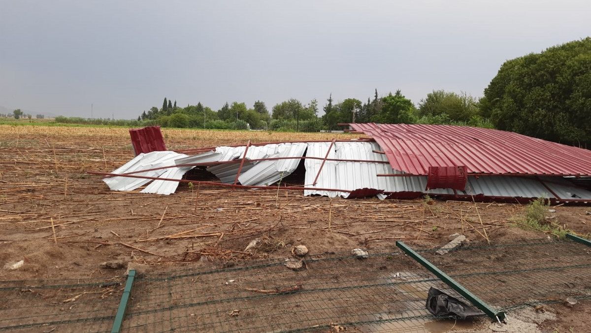 Adana da fırtına, okulun çatısını uçurdu #3
