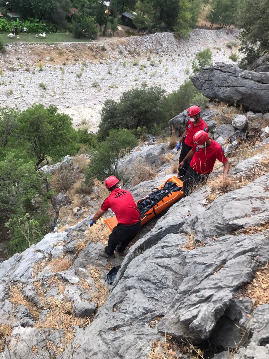 Antalya da Samet in cansız bedenini yakınları aldı #3