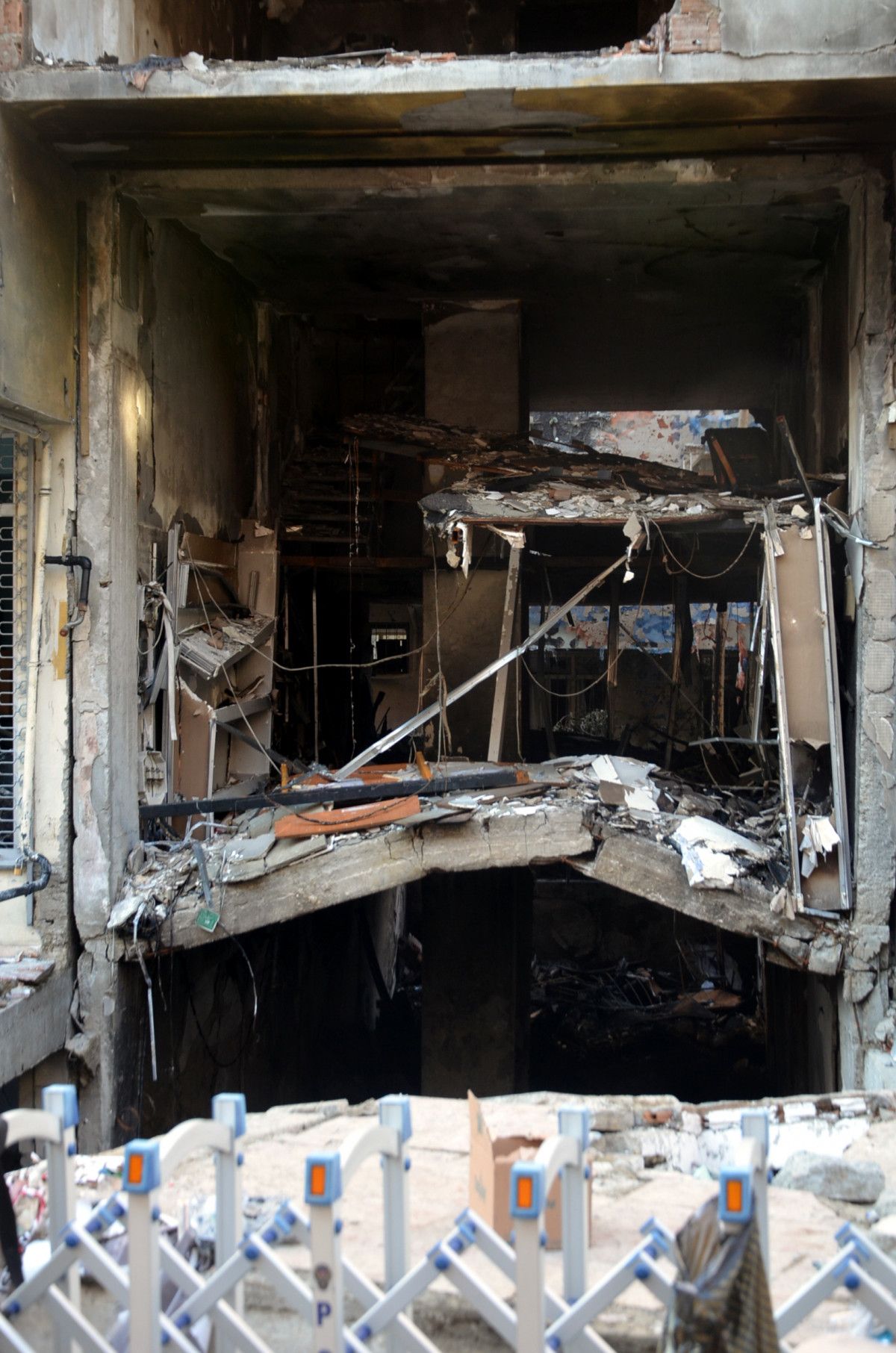 Avcılar da 3 katlı binadaki patlamanın etkisi, gün ağarınca belli oldu #3