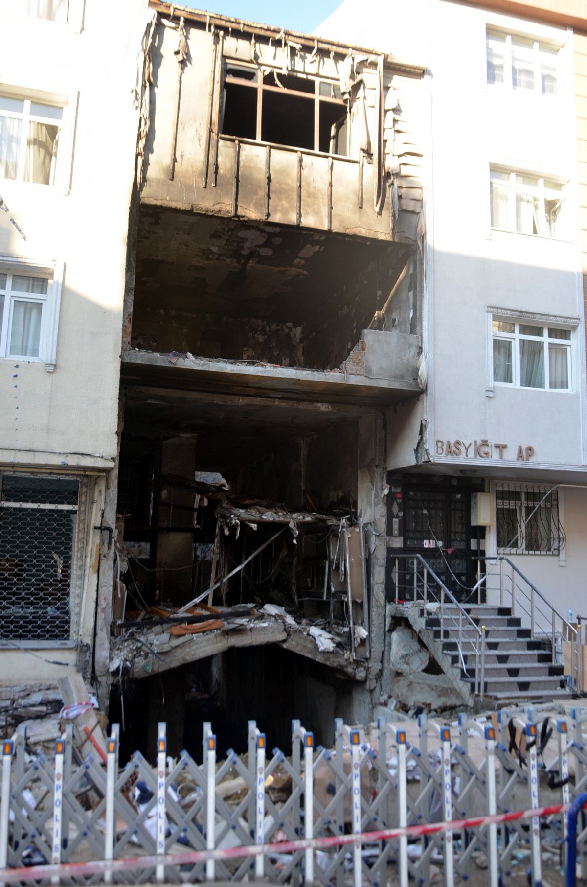 Avcılar da 3 katlı binadaki patlamanın etkisi, gün ağarınca belli oldu #5