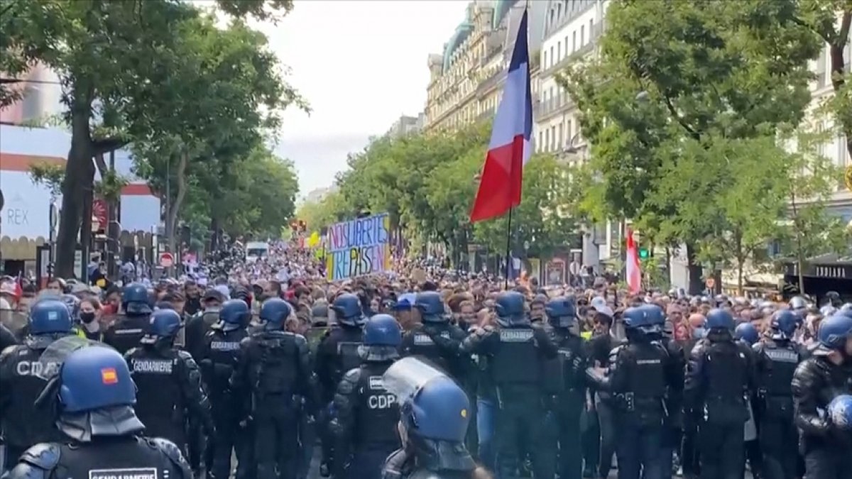 Fransa daki protestolarda AA muhabirine polis müdahalesi #1