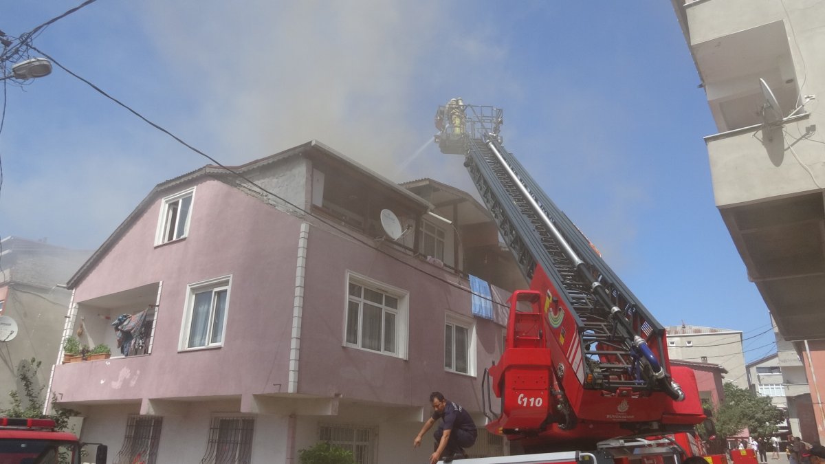 Pendik’te, yangını söndürmek için çatıya tırmandılar #1