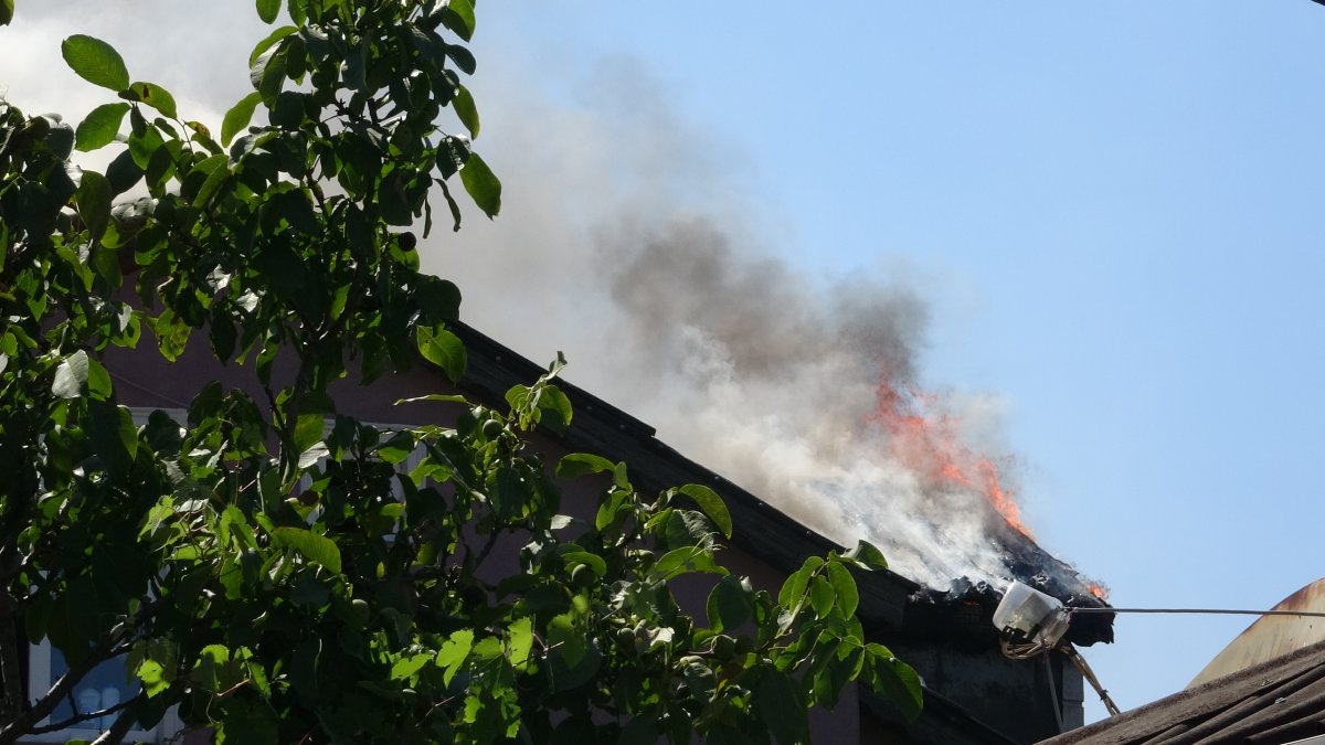 Pendik’te, yangını söndürmek için çatıya tırmandılar #2
