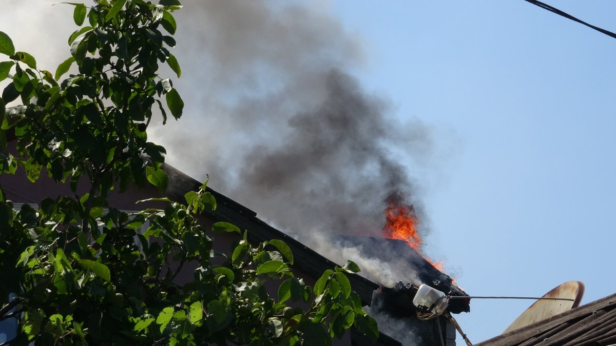 Pendik’te, yangını söndürmek için çatıya tırmandılar #3