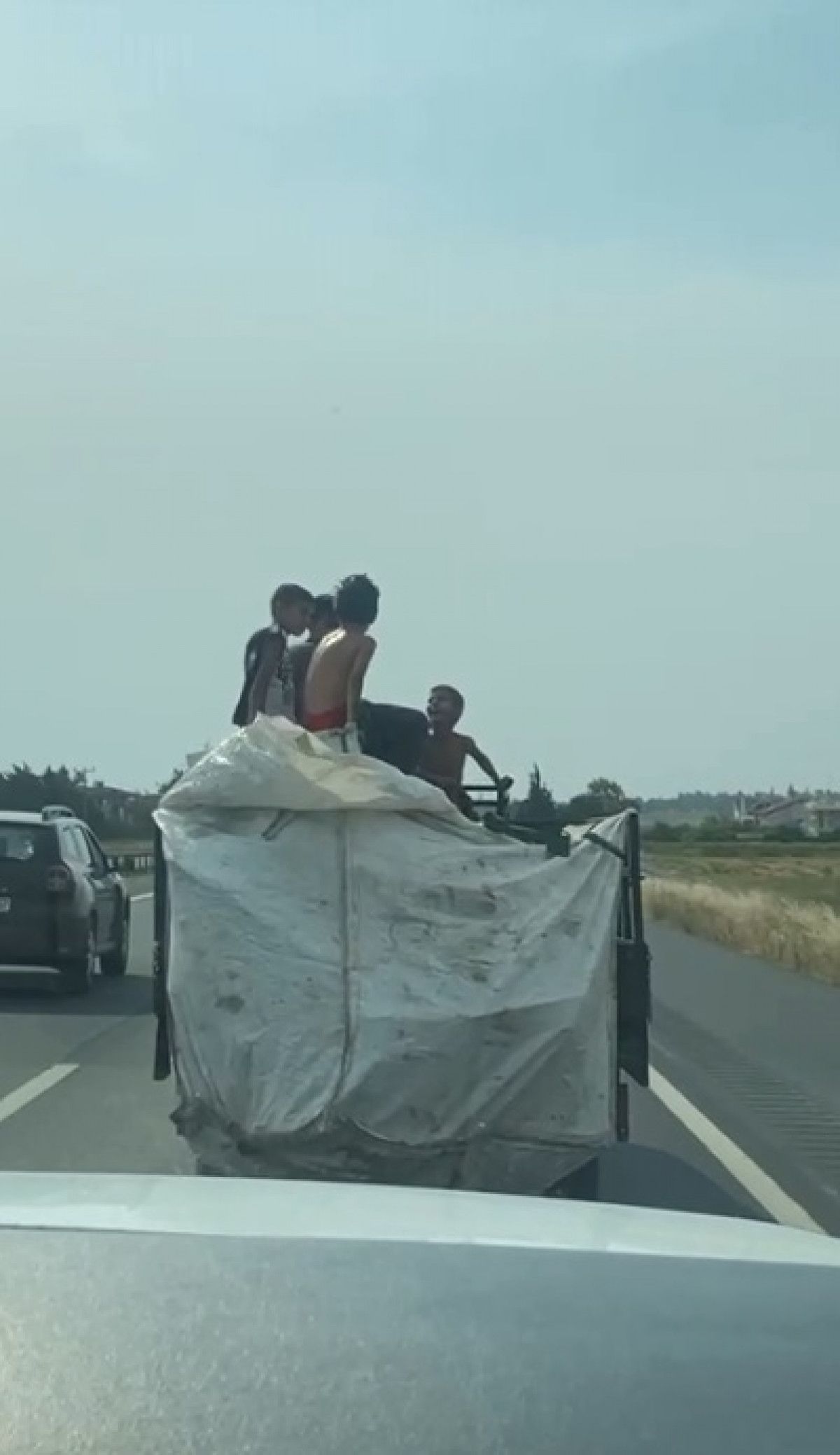Silivri deki çocukların, kamyonet arkasındaki tehlikeli yolculuğu #1